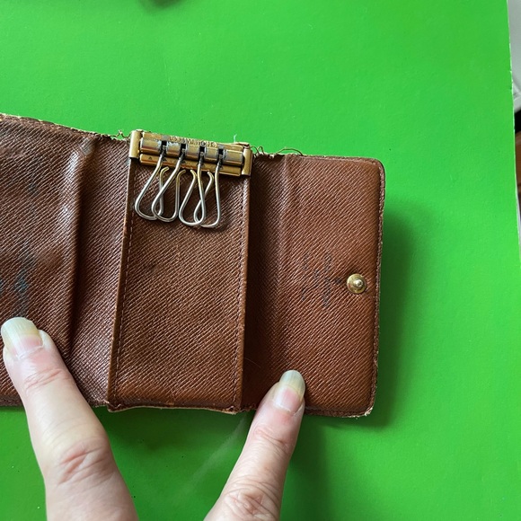 Bundle of pre loved 2 LV, 1 Gucci and 1 Cartier compact coin wallet. - Picture 12 of 12